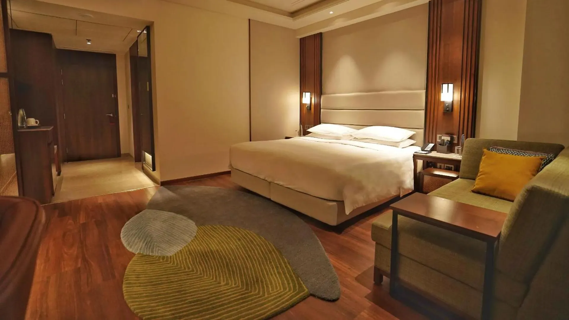 Ambrosia Suites New Delhi 4*,